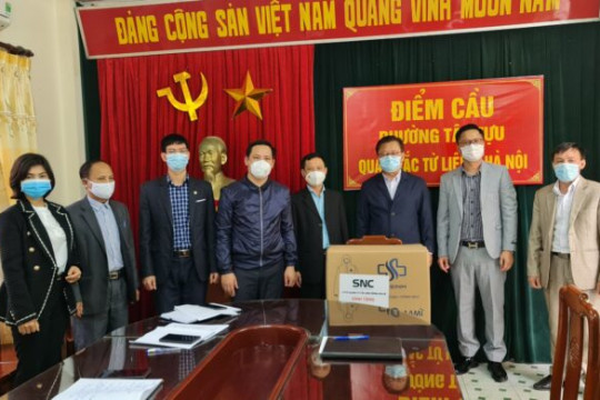 Sông Nhuệ trao tặng trang phục bảo hộ y tế phòng chống dịch Covid-19 cho UBMTTQ Việt Nam phường Tây Tựu